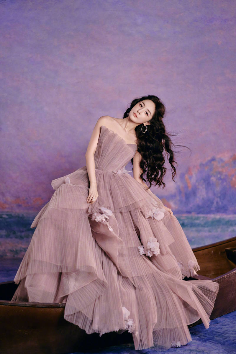杨幂抹胸纱裙点缀立体花朵 宛如油画里的花中仙子