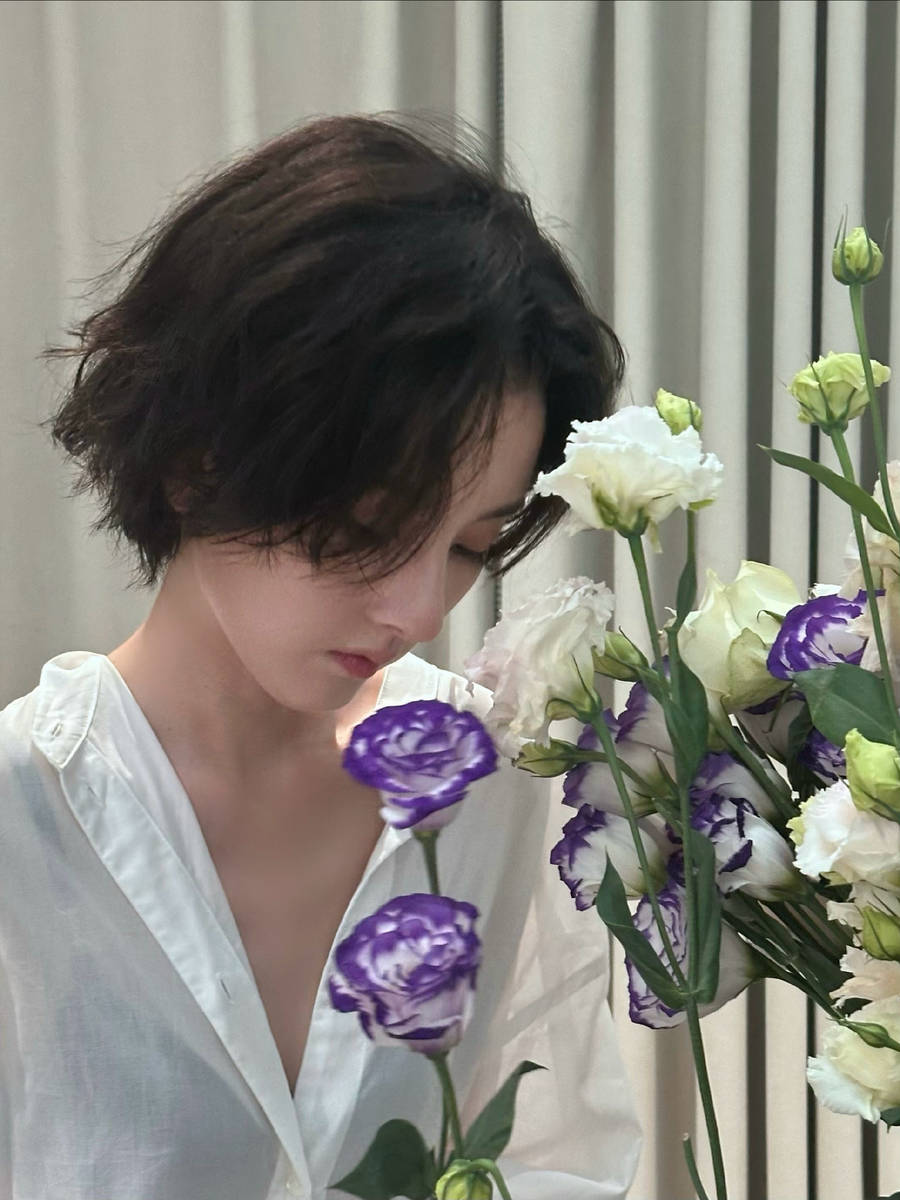宋祖儿短发搭配简约白衬衫 眼神澄澈少女感十足