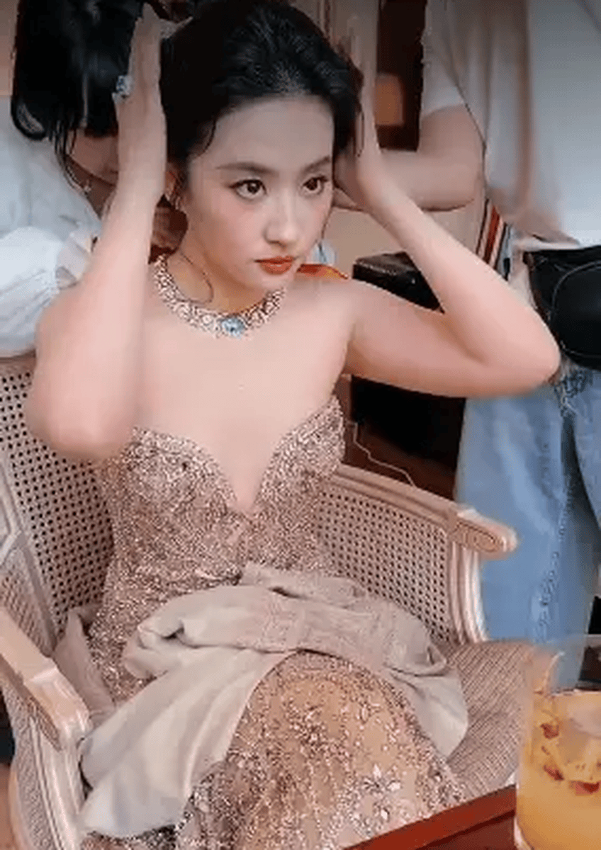 刘亦菲化妆vlog俏皮对镜互动 鲜活灵动美出新高度