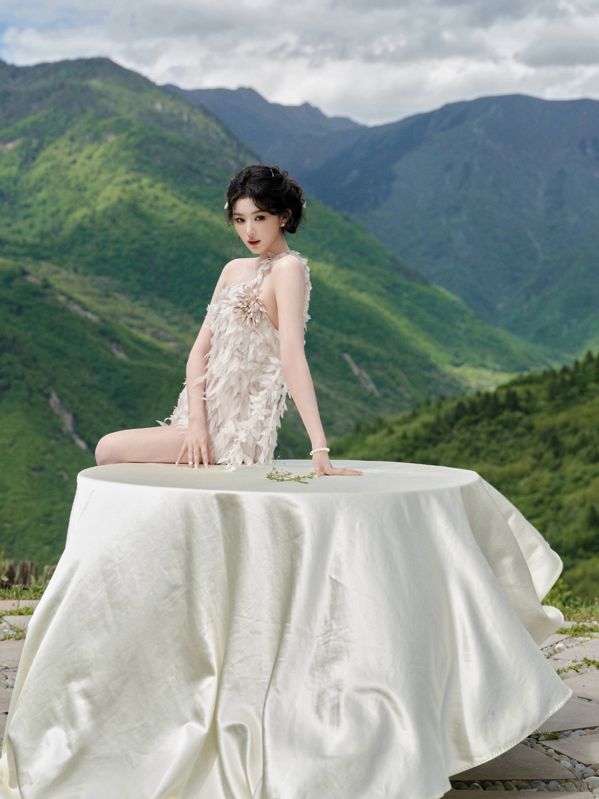 孔雪儿宛若花仙子清纯又性感！修长美腿白嫩吸睛
