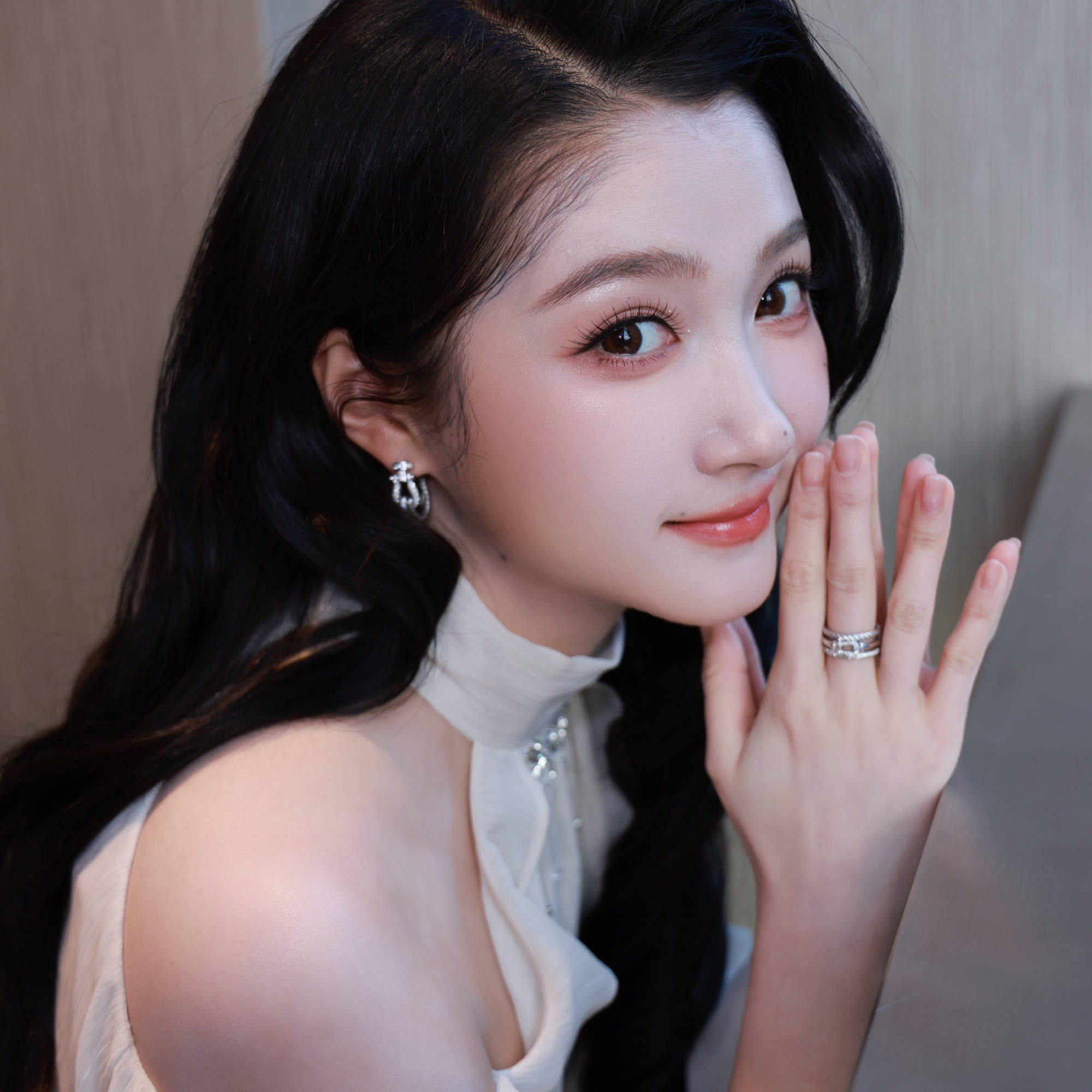 关晓彤穿轻纱连衣裙秀好身材！妆容精致气质优雅