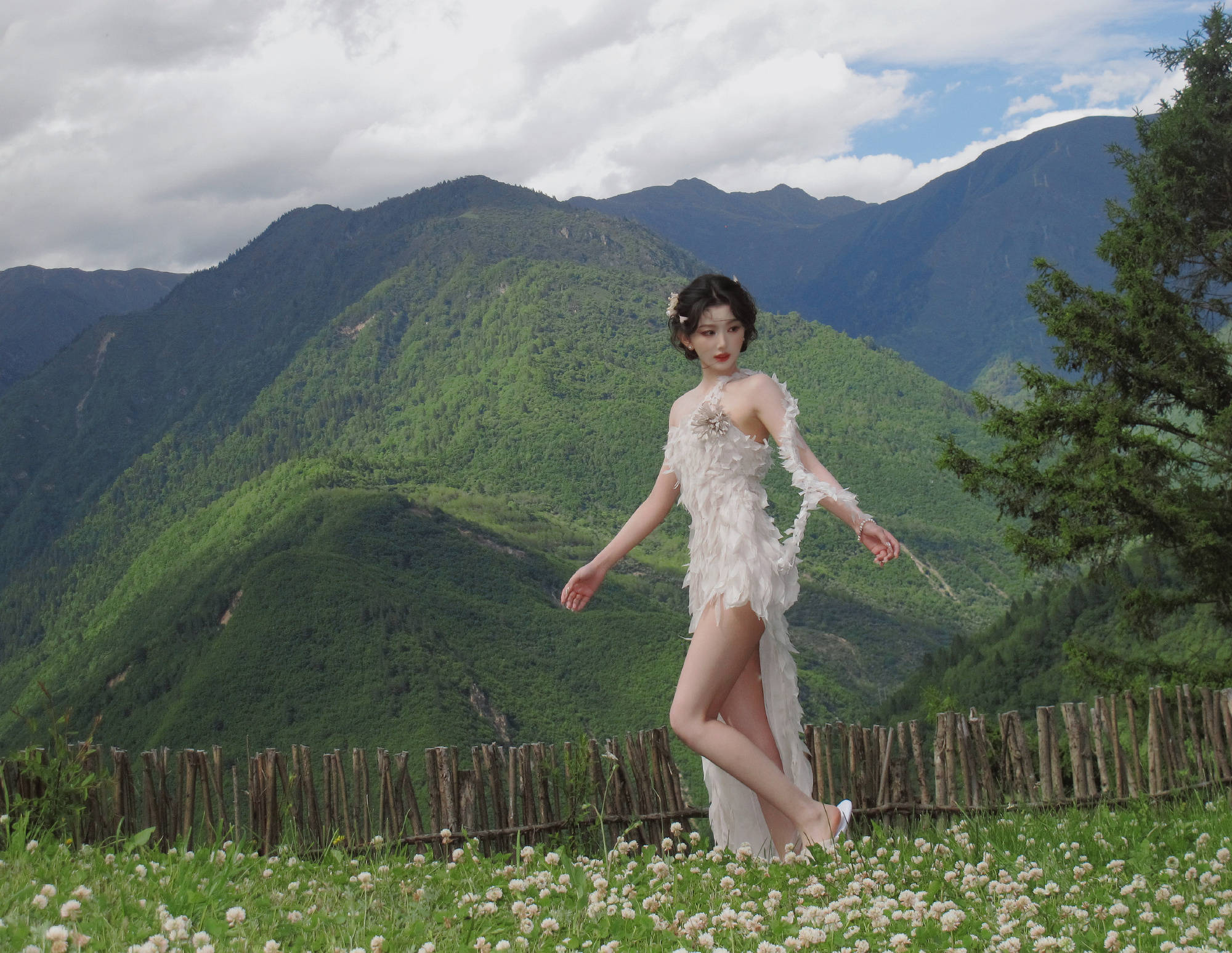 孔雪儿宛若花仙子清纯又性感！修长美腿白嫩吸睛