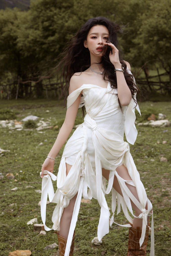 孙怡穿飘带裙配慵懒卷发 自由野性好似林间小鹿