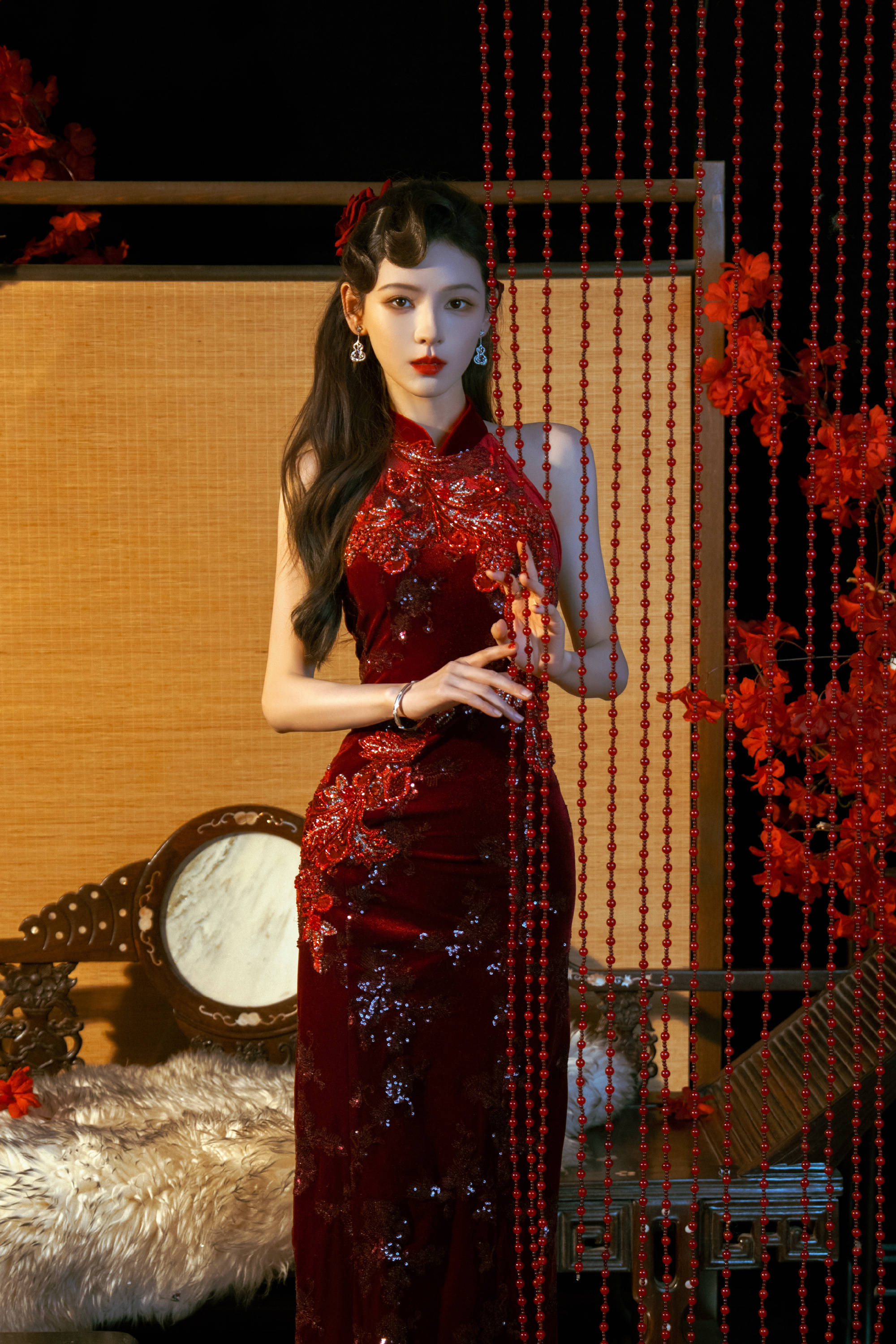 张予曦穿红色旗袍明艳动人！宛若玫瑰女郎性感妩媚