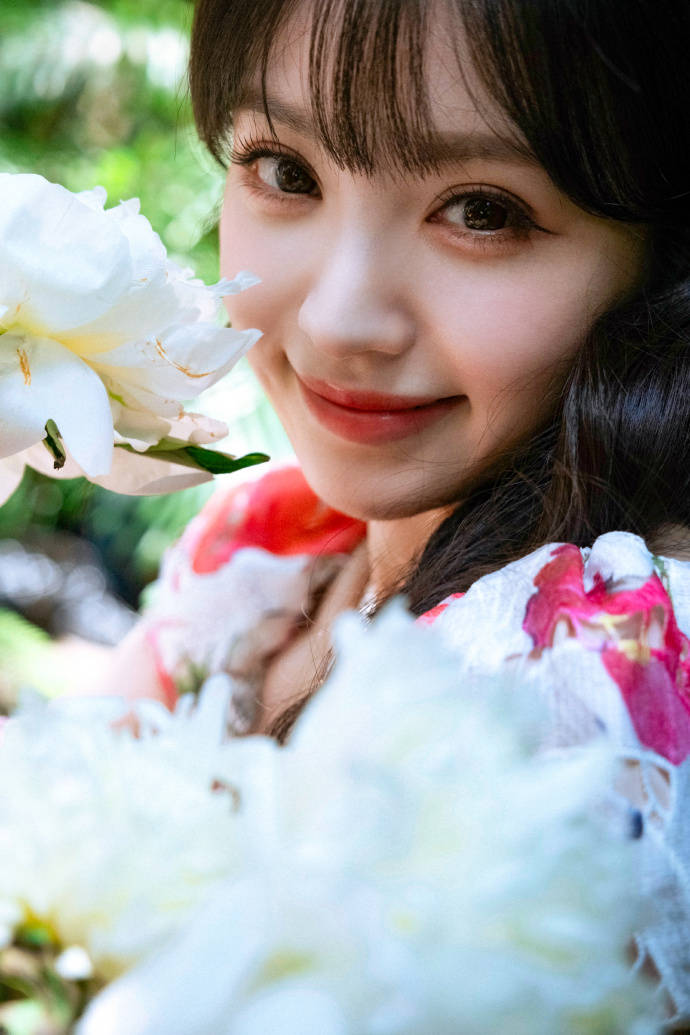 田曦薇身穿碎花长裙配卷发 笑容甜美文艺感十足
