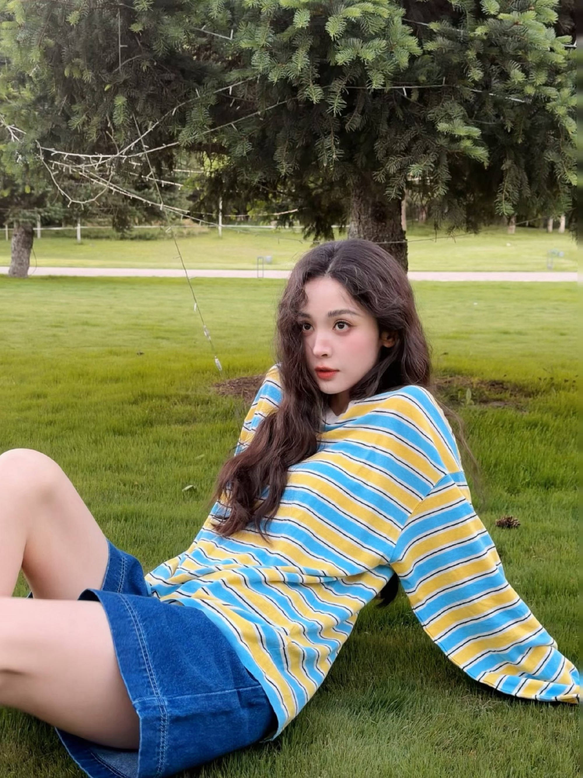 娜扎春日户外随拍美照曝光！坐在青草上秀白皙美腿