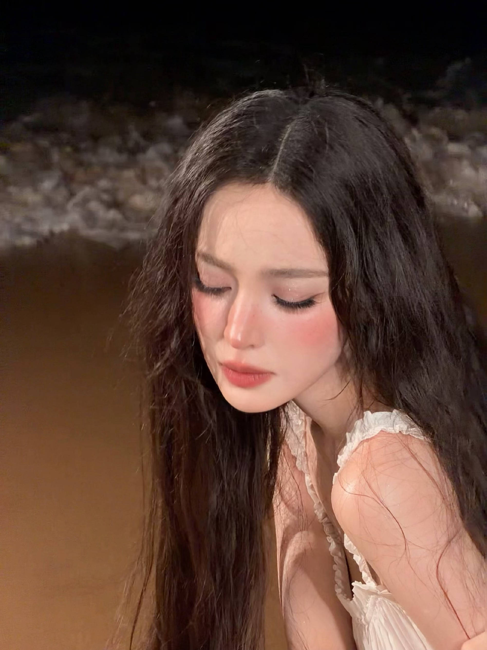娜扎晒海边随拍照状态松弛！穿白色吊带裙清纯可人