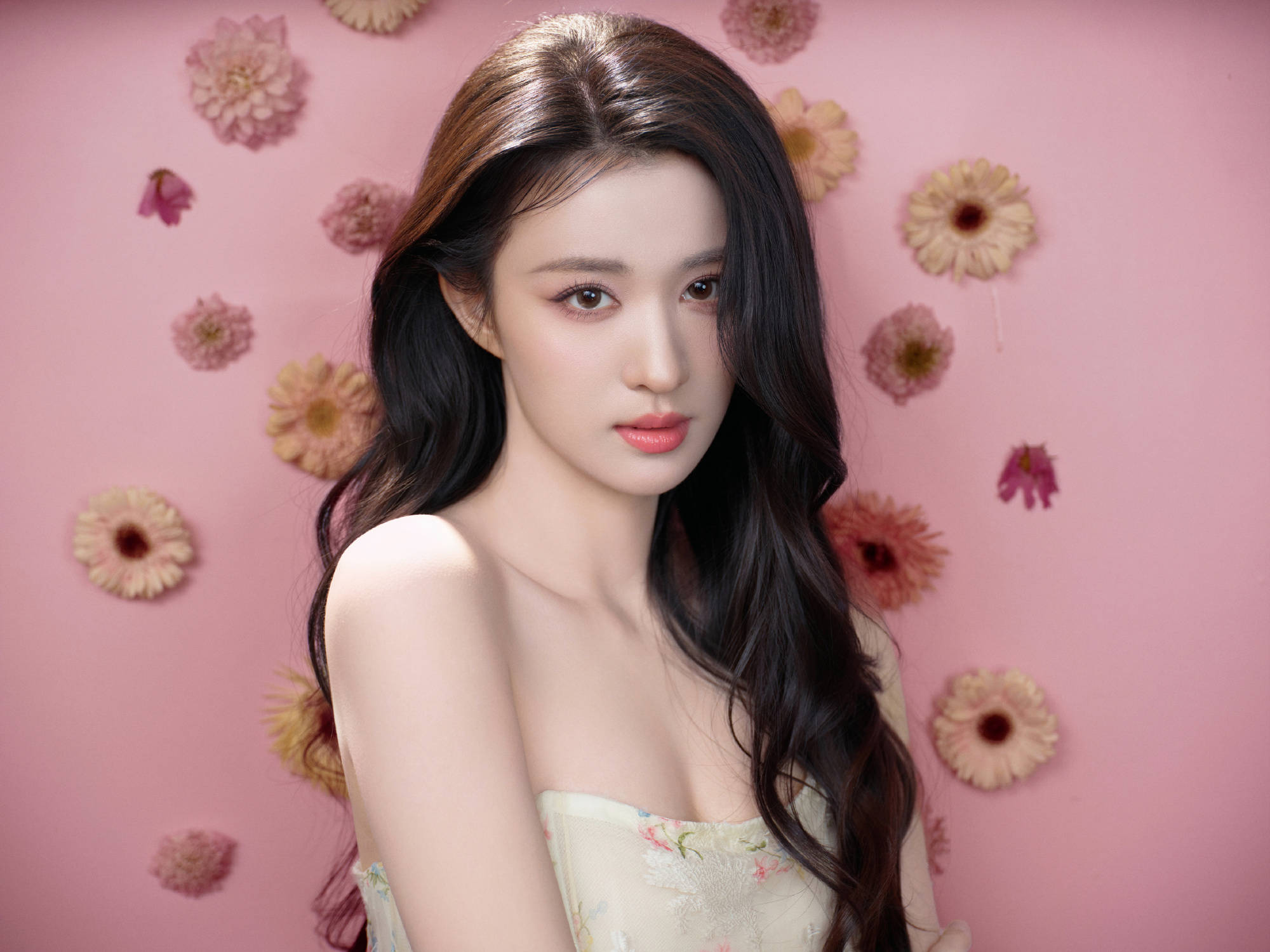 王楚然春日氛围感大片曝光！穿印花裙化身甜美少女