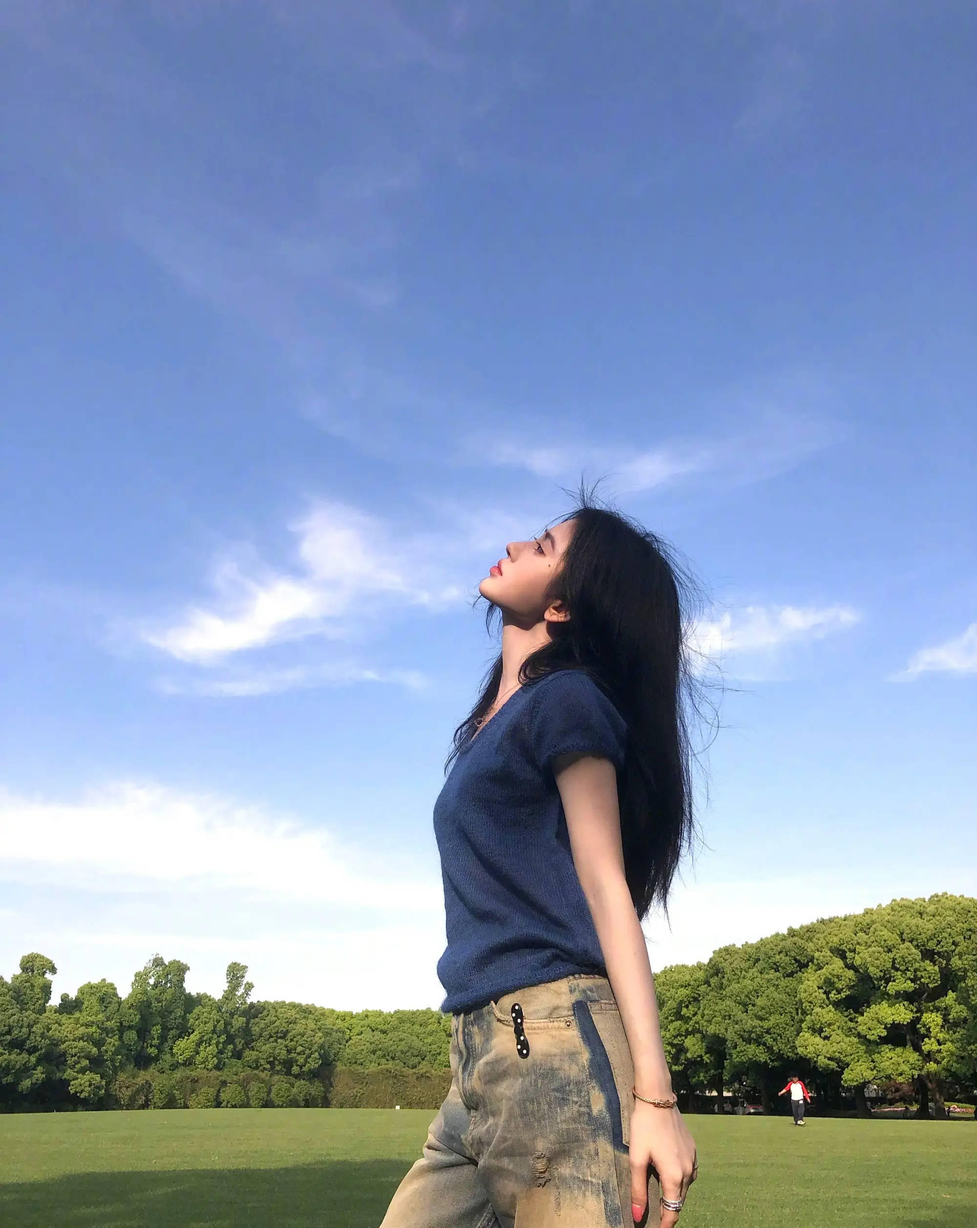 鞠婧祎穿蓝色短袖清冷破碎感十足！笑容温柔又治愈