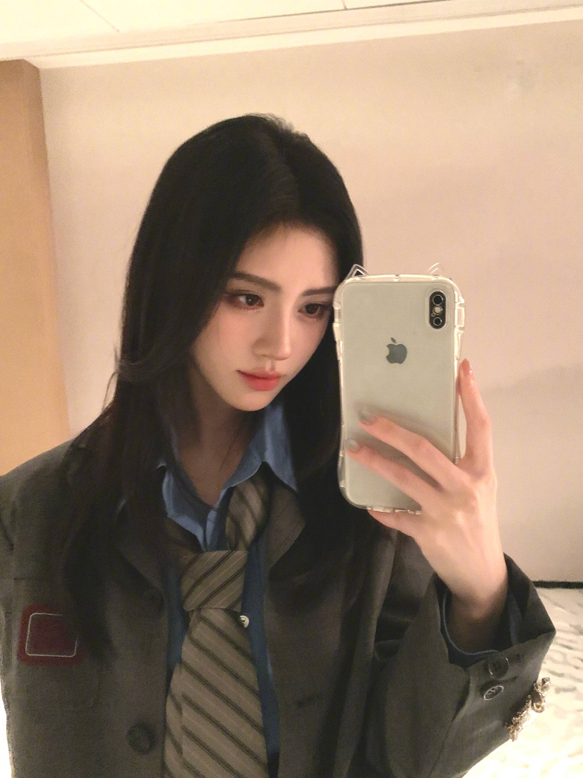 鞠婧祎雨夜撑伞图氛围感拉满！学院风穿搭秒变校花