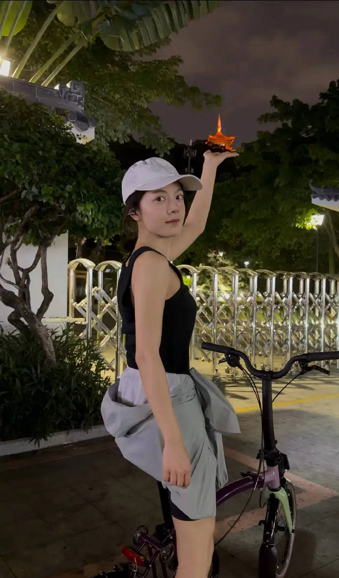 赵今麦晒夜晚骑行照身材纤细 素颜满脸胶原蛋白