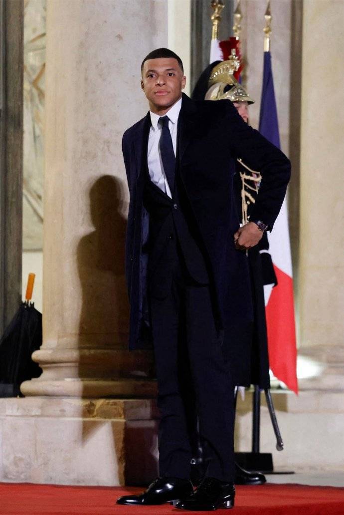 西装杀！姆巴佩盛装出席爱丽舍宫晚宴 与法国总统友好交谈