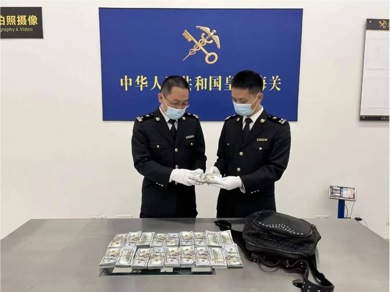 走私出境近日，皇岗海关在皇岗口岸查获1宗旅客违规携带超量货币出境案。皇岗海关关员在皇岗口岸旅检出境大