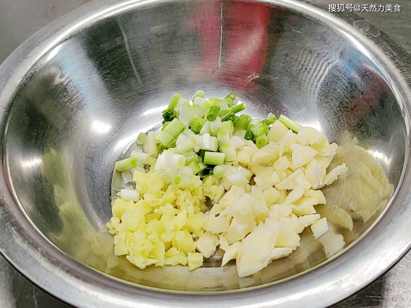 家人天天想吃的金针菇豆腐煲，鲜香嫩滑，汤汁味美，做法也简单