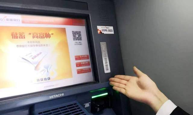 还有人吐槽银行的态度，在atm取款被吞了1w元，联系银行却说要第二天才能