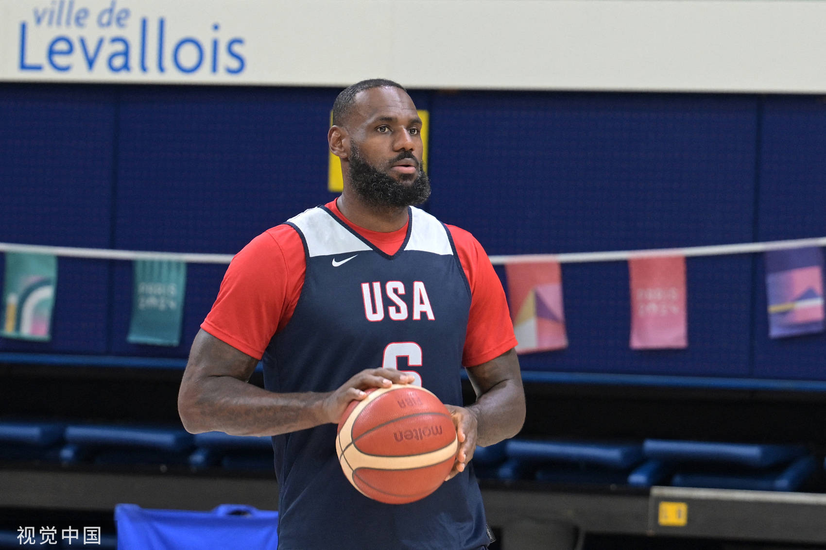 美国篮球巨星詹姆斯又创纪录 成首位身价超十亿的奥运选手