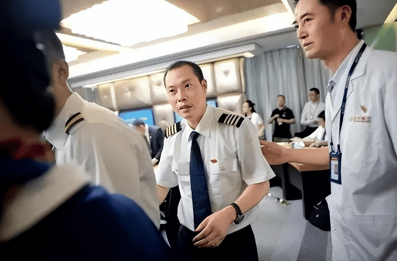 回顾英雄机长刘传建，34分钟拯救128人，却为何着陆后半年没复飞