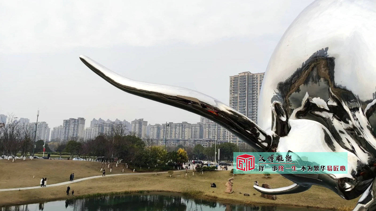 不锈钢抽象开拓牛雕塑：雕塑源头工厂的杰出之作