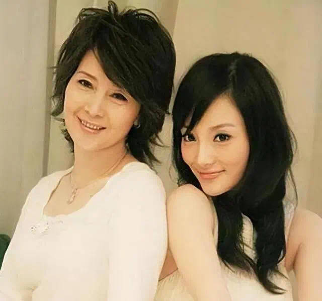 李小璐送甜馨进乐华？靠女儿圆自己女团梦，贾乃亮被惹怒再度争夺抚养权