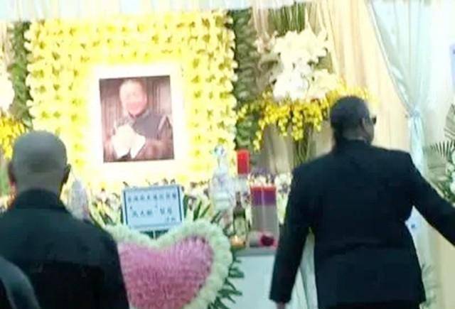 “燕赤霞”午马葬礼：成龙、洪金宝扶灵，刘晓庆献上花圈以示哀思