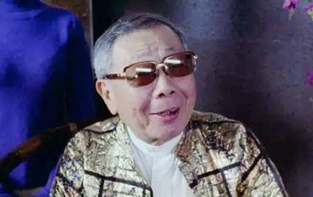 “燕赤霞”午马葬礼：成龙、洪金宝扶灵，刘晓庆献上花圈以示哀思