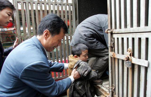 “尿不湿小孩”街头乞讨多方介入热议背后的关怀(图3)