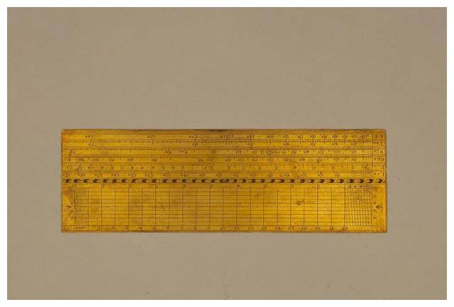 这件综合算尺是一既可绘图又可测量的工具。它的上侧为分厘尺，下侧刻有