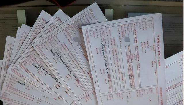 回顾80岁老人住茅草屋,银行流水竟高达3000万,真实身份让人意外