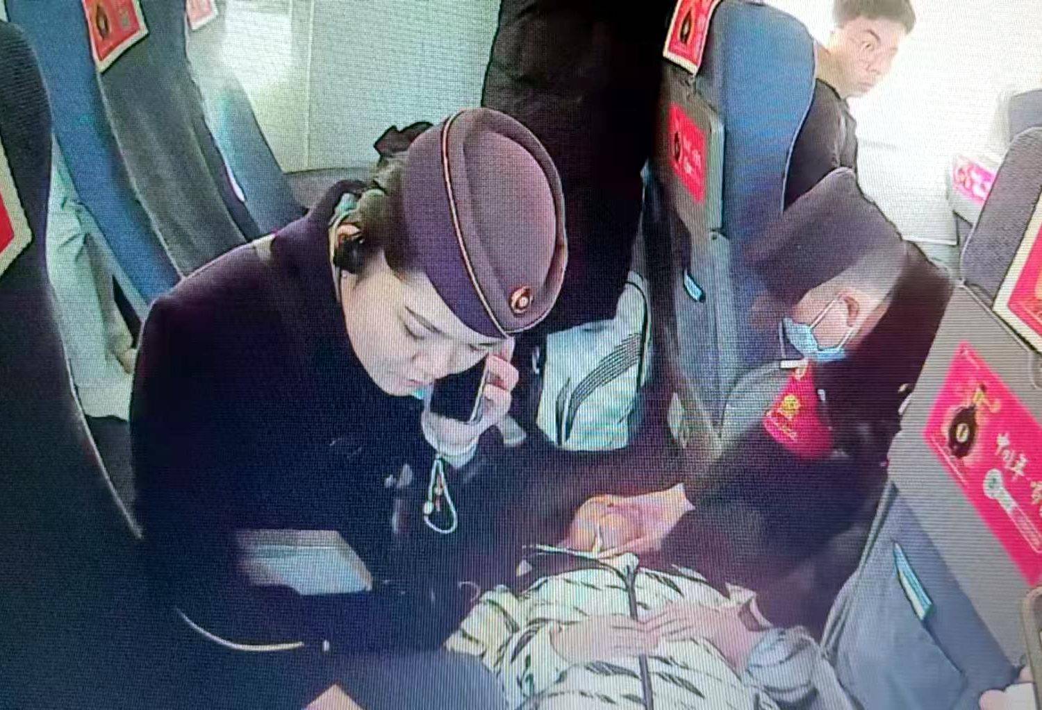 列车上旅客突然发病 徐州铁警和列车工作人员紧急救助 列车上旅客突然发病 徐州铁警和列车工作人员紧急救助