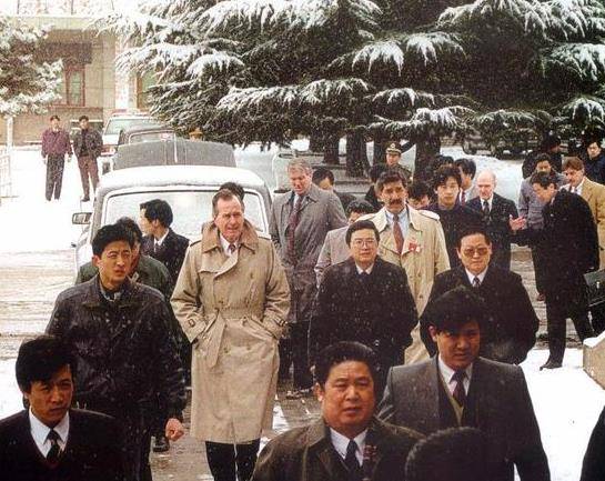 必博Bibo网址老布什和夫人：在中国待了13个月骑自行车逛胡同爱吃北京烤鸭(图10)
