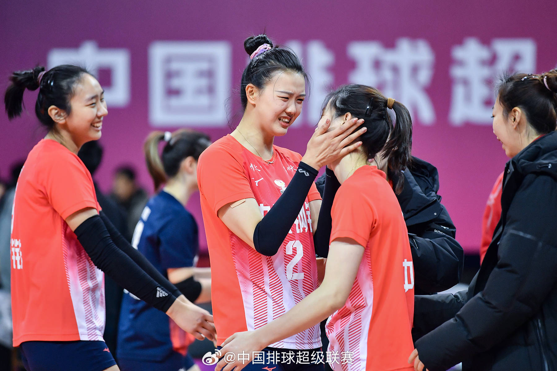 女排-张常宁负效率江苏3-2 李盈莹轰18分天津3-1上海