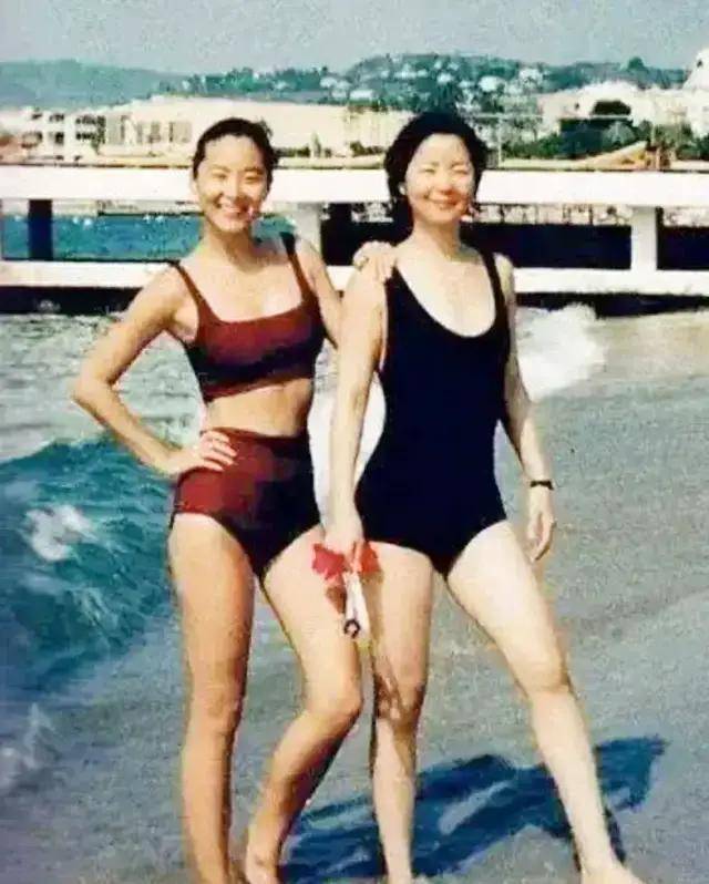 beat365官网林青霞与邓丽君：1990年法国海滩她们的素颜之美(图2)