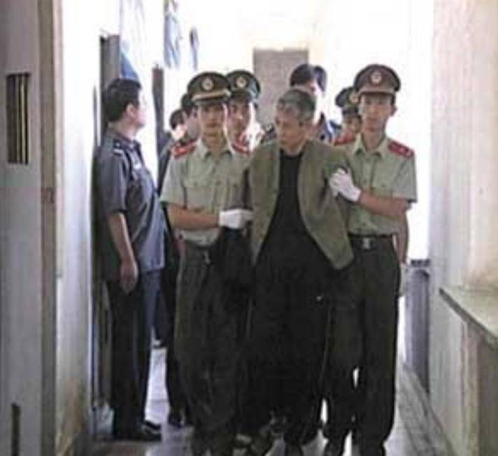热心也惹祸2003年刘涌走下法庭含泪签完字被押送上车行刑前提出一个要求