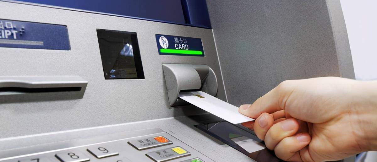 助取款机、银行卡消费、预定车票机票等都是出自于甲骨文在其中的运行。atm机而在这般的繁荣之下，埃里森