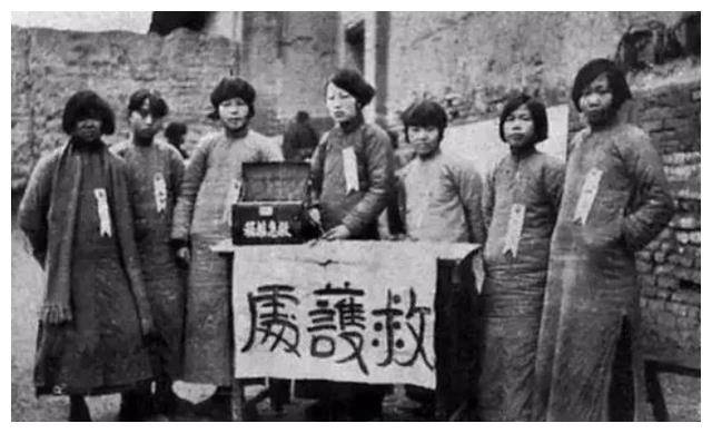 20张珍贵的老照片：哪一张是你看过的德信体育APP？(图4)