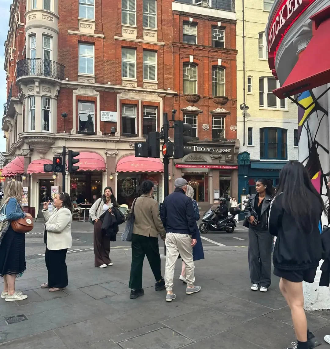 57岁那英与老公现身英国伦敦被偶遇 夫妻俩牵手逛街很恩爱