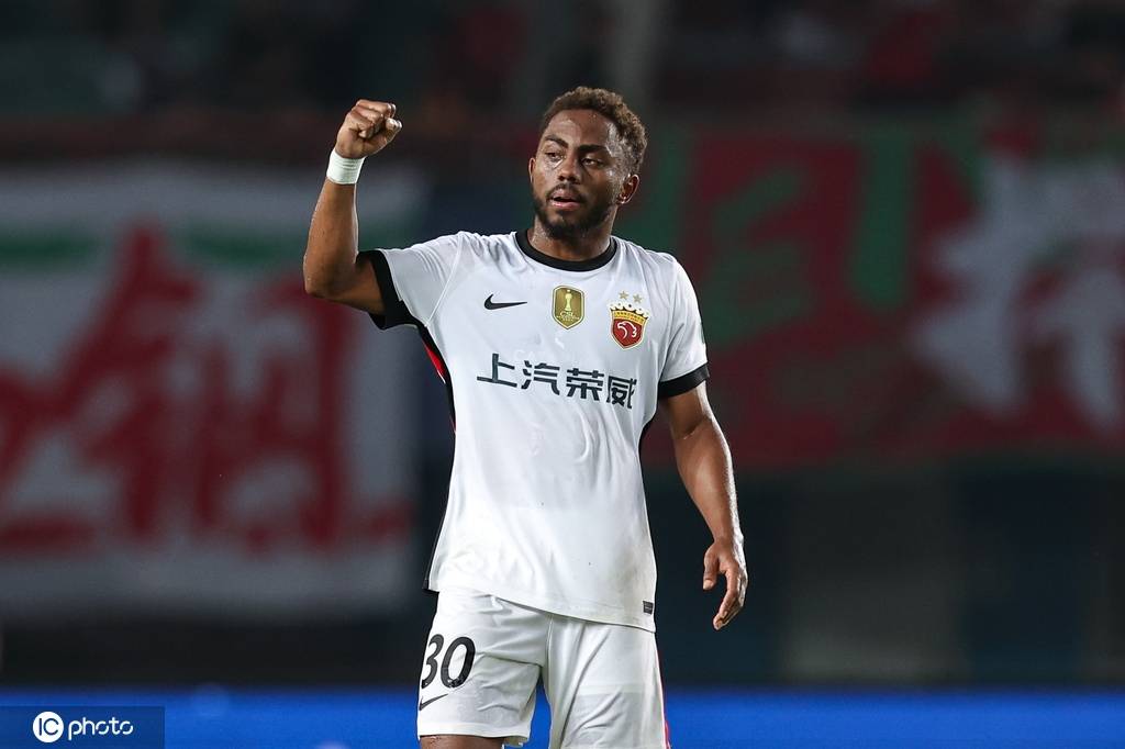 中超-莱昂纳多传射李新翔破门 十人海港3-1河南