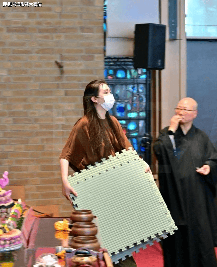 王祖贤在加拿大参加法会，打扮朴素，身材走样，现场帮忙搬桌子