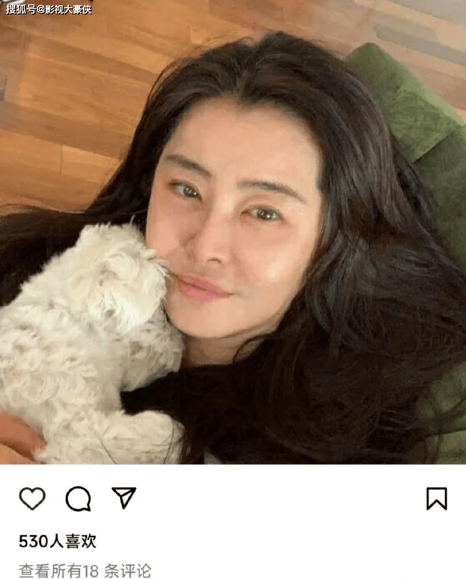 王祖贤在加拿大参加法会，打扮朴素，身材走样，现场帮忙搬桌子