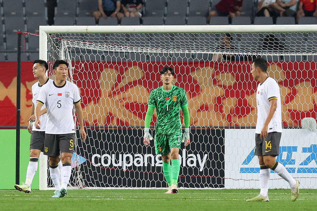 东亚杯-李东炅世界波朱辰杰冒顶送礼 国足首战0-3完败韩国