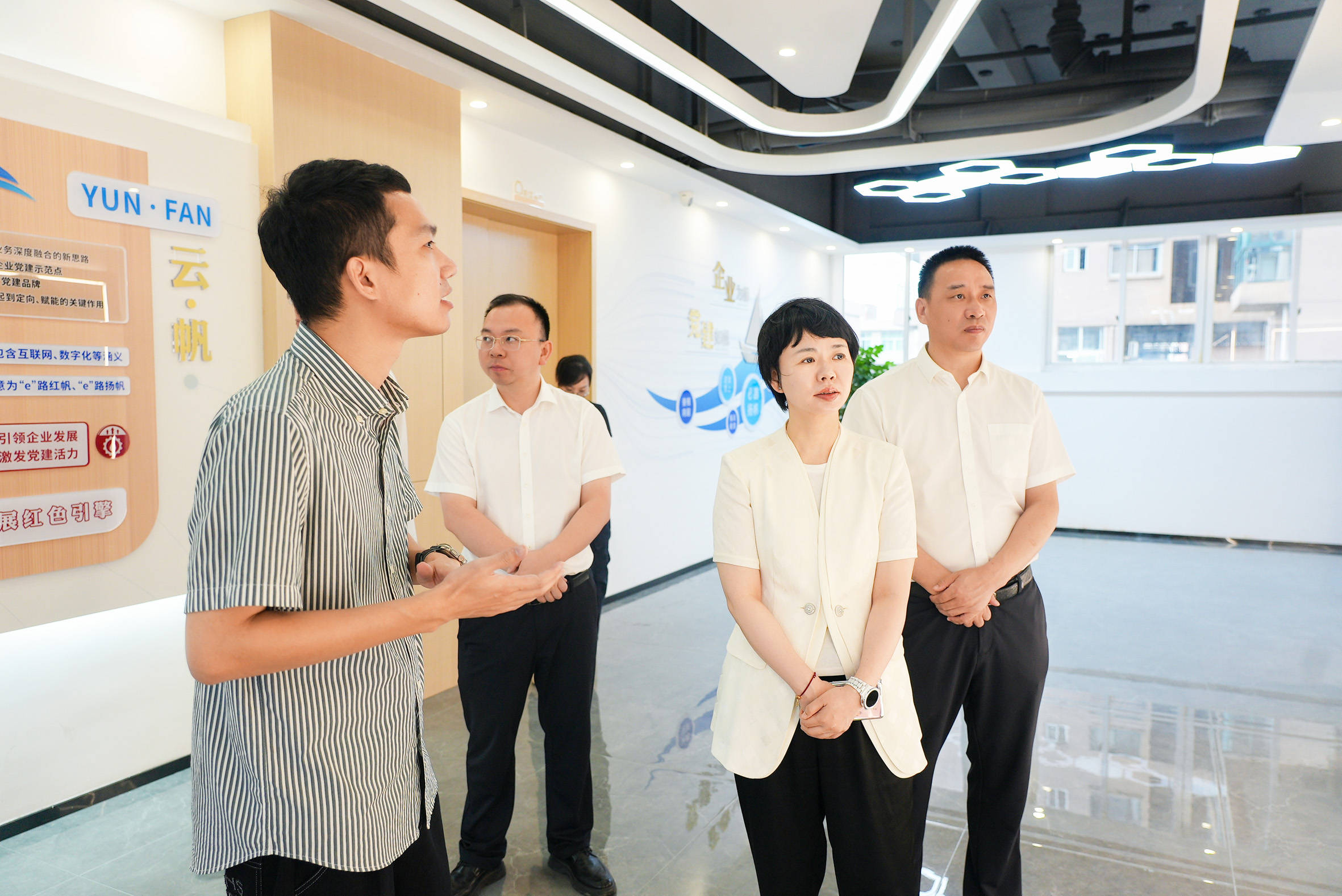 何宗静调研龙港创新建设工作:走访德迅云安全