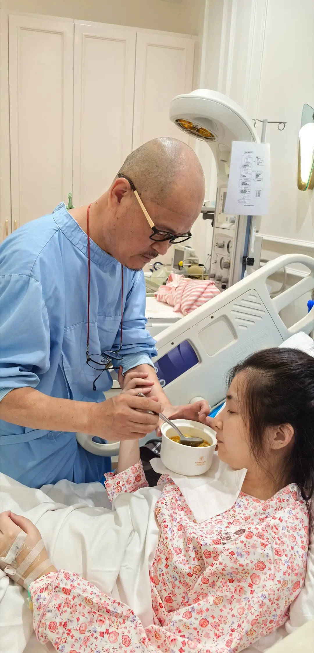 58岁歌手“光头李进”终于当爸！小25岁娇妻为他诞下儿子