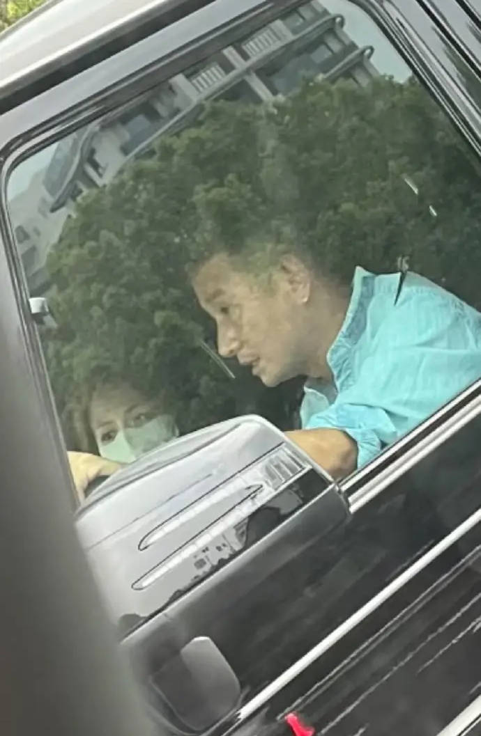 文章驾车外出被偶遇 副驾驶坐着一位戴口罩的神秘女性