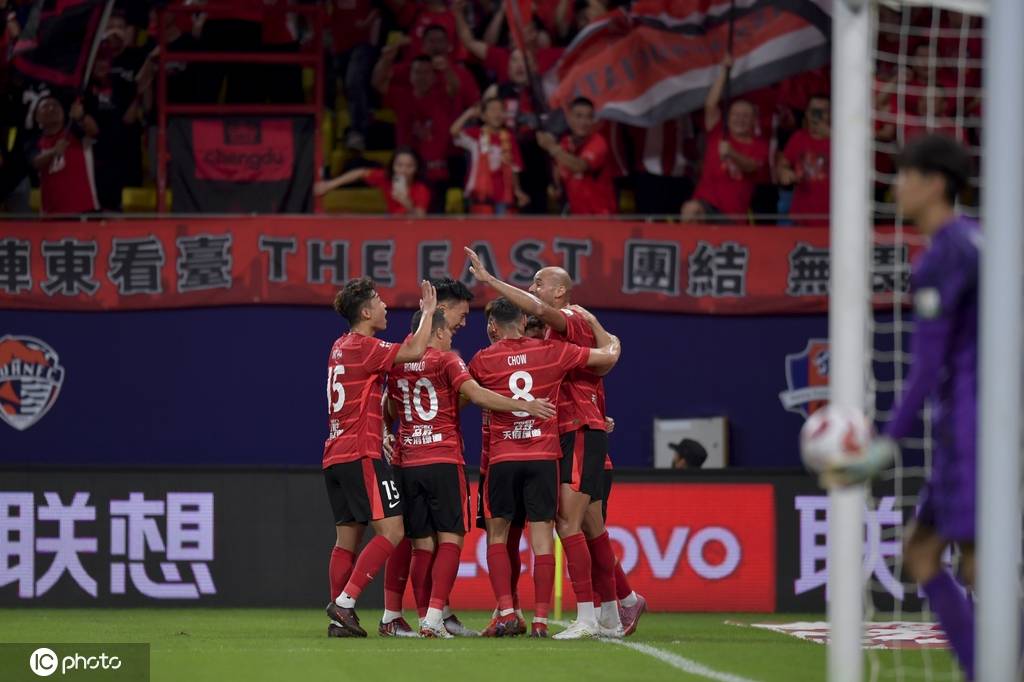 中超-费利佩双响古尔芬克尔传射 成都4-1送海港14轮首败暂登顶