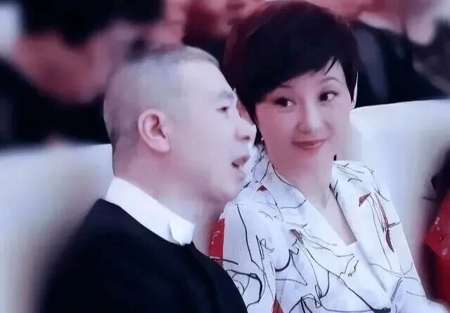 徐帆和冯小刚离婚了？26年无子女，徐帆不再隐忍，冯小刚有苦难言