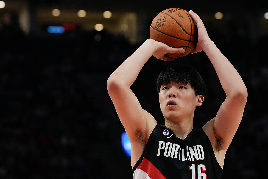原创             杨瀚森NBA首秀冷启动 2分1板暂时还在体系之外？