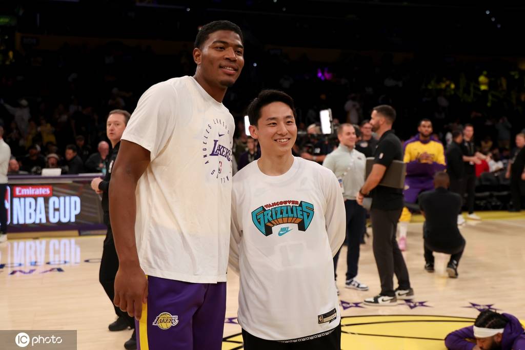 原创             杨瀚森风评为何急转直下 带女友吃夜宵就该被骂？