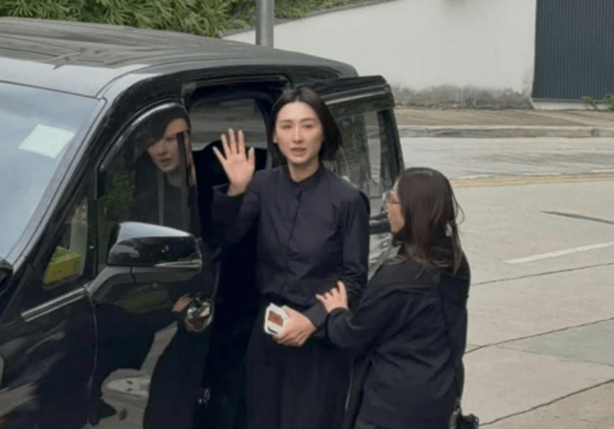 许绍雄出殡众星相送，78岁林子祥双眼含泪，佘诗曼哭着脸奔赴灵堂