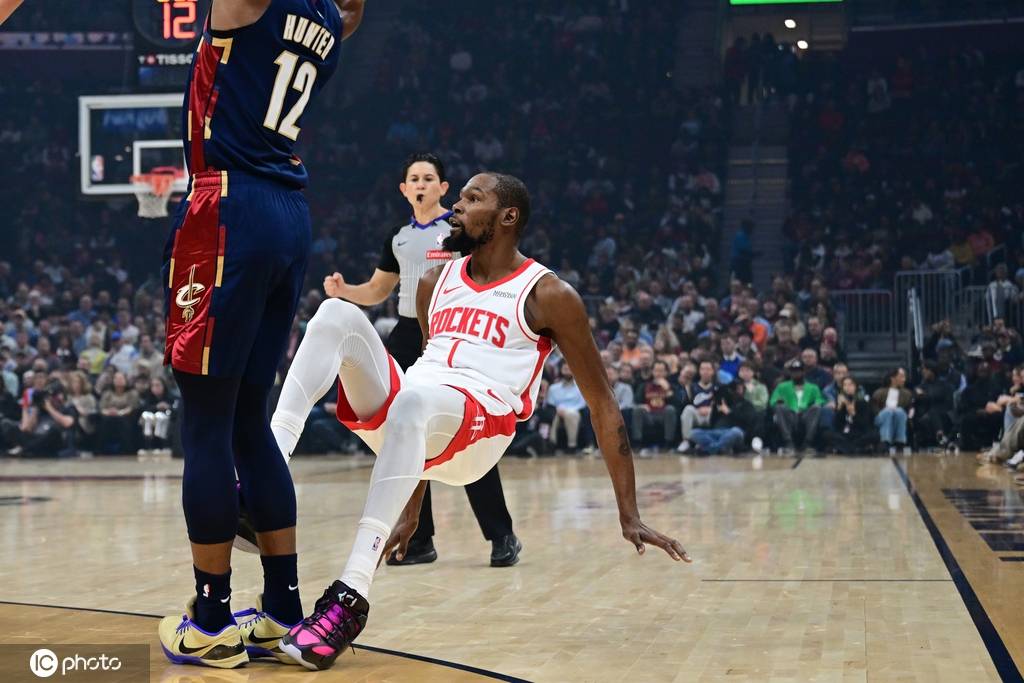 死神不收割!杜兰特末节遭零封 疑似遭垫脚躲过一劫