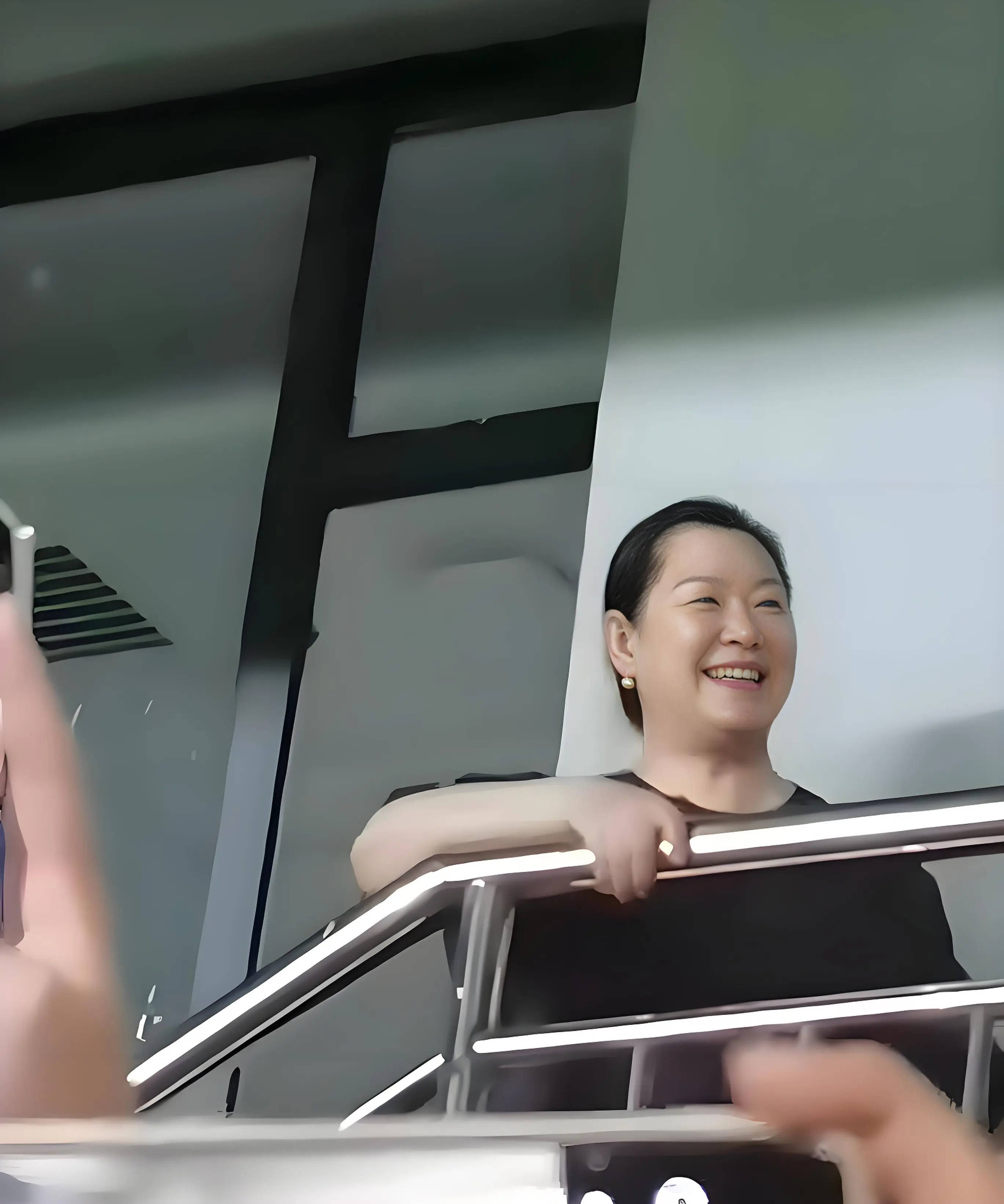 考古 | 赵本山妻子罕见公开现身，气质优雅五官美艳，俩人爱情太感人！